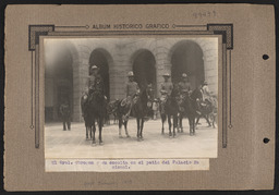 El Gral. Obregón y su escolta en el patio del Palacio Nacional.