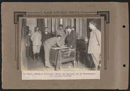 El Gral. Obregón firmando sobre la bandera de la Convención de Aguascalientes.