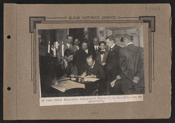 El Ing. Feliz Fulgencio Palavicini firmando la Constitución de Querétaro.